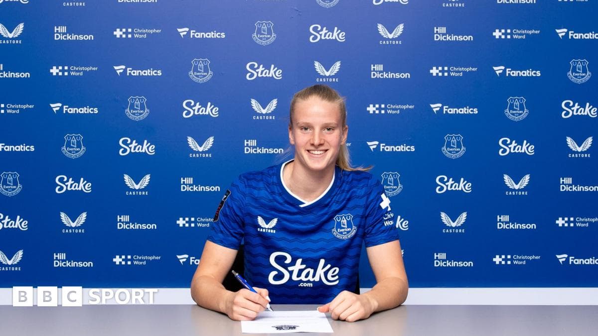 Everton sign Roma midfielder Kramzar
