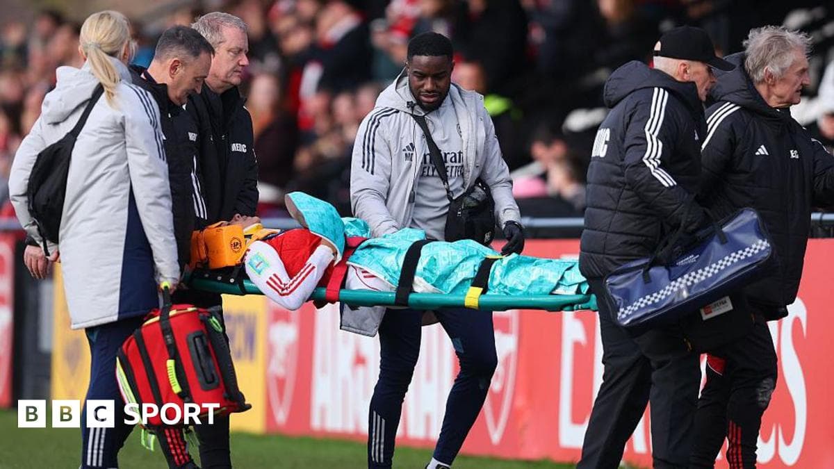 Smith taken off on stretcher in Arsenal FA Cup win